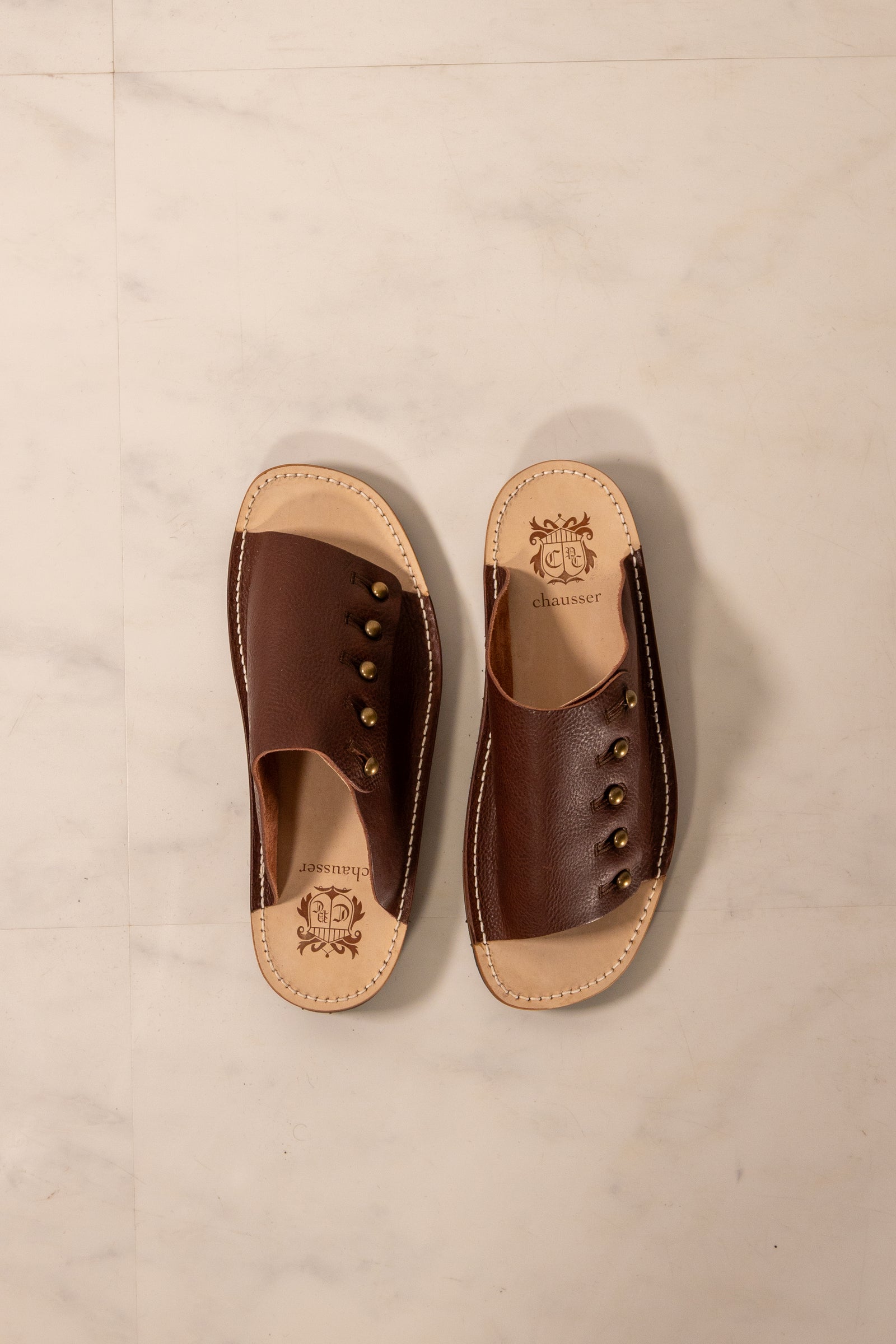 【chausser】BUTTON SANDALS DBROWN