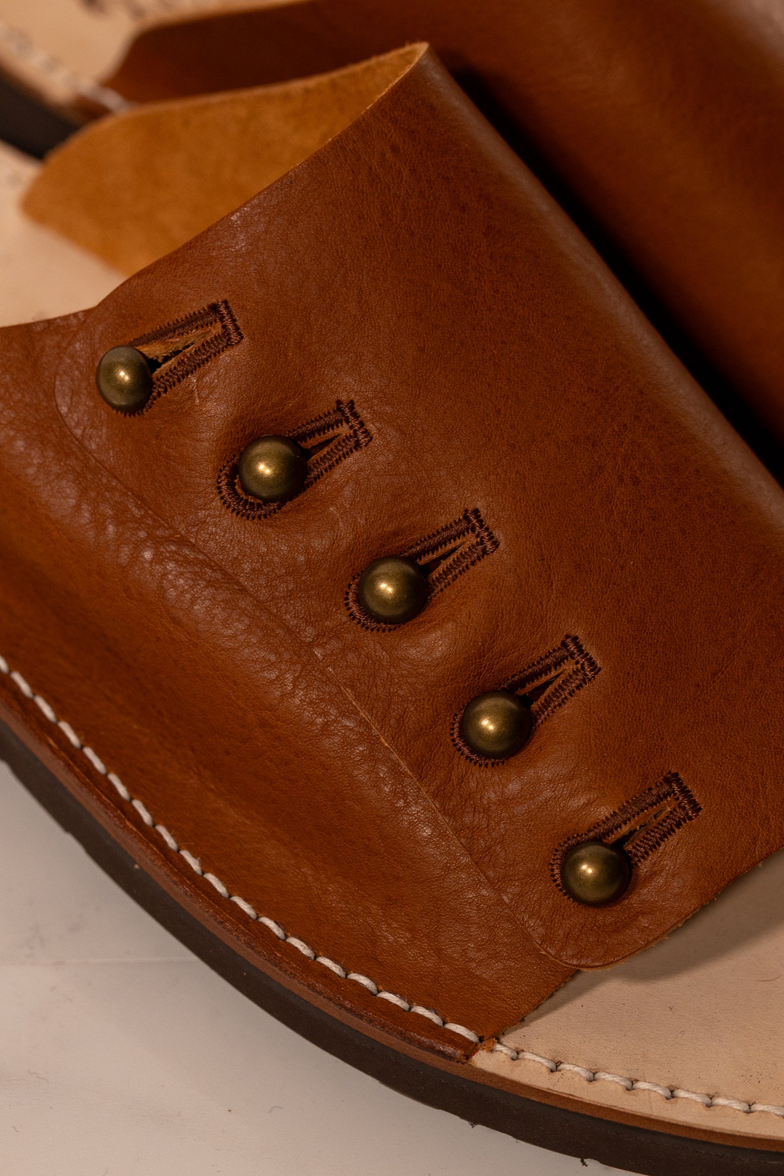 【chausser】BUTTON SANDALS BROWN
