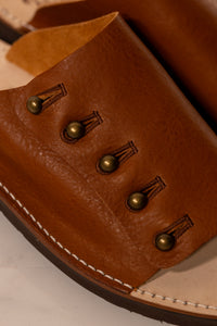 【chausser】BUTTON SANDALS BROWN