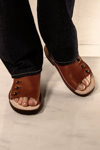 【chausser】BUTTON SANDALS BROWN