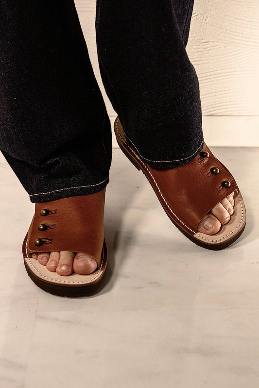 【chausser】BUTTON SANDALS BROWN