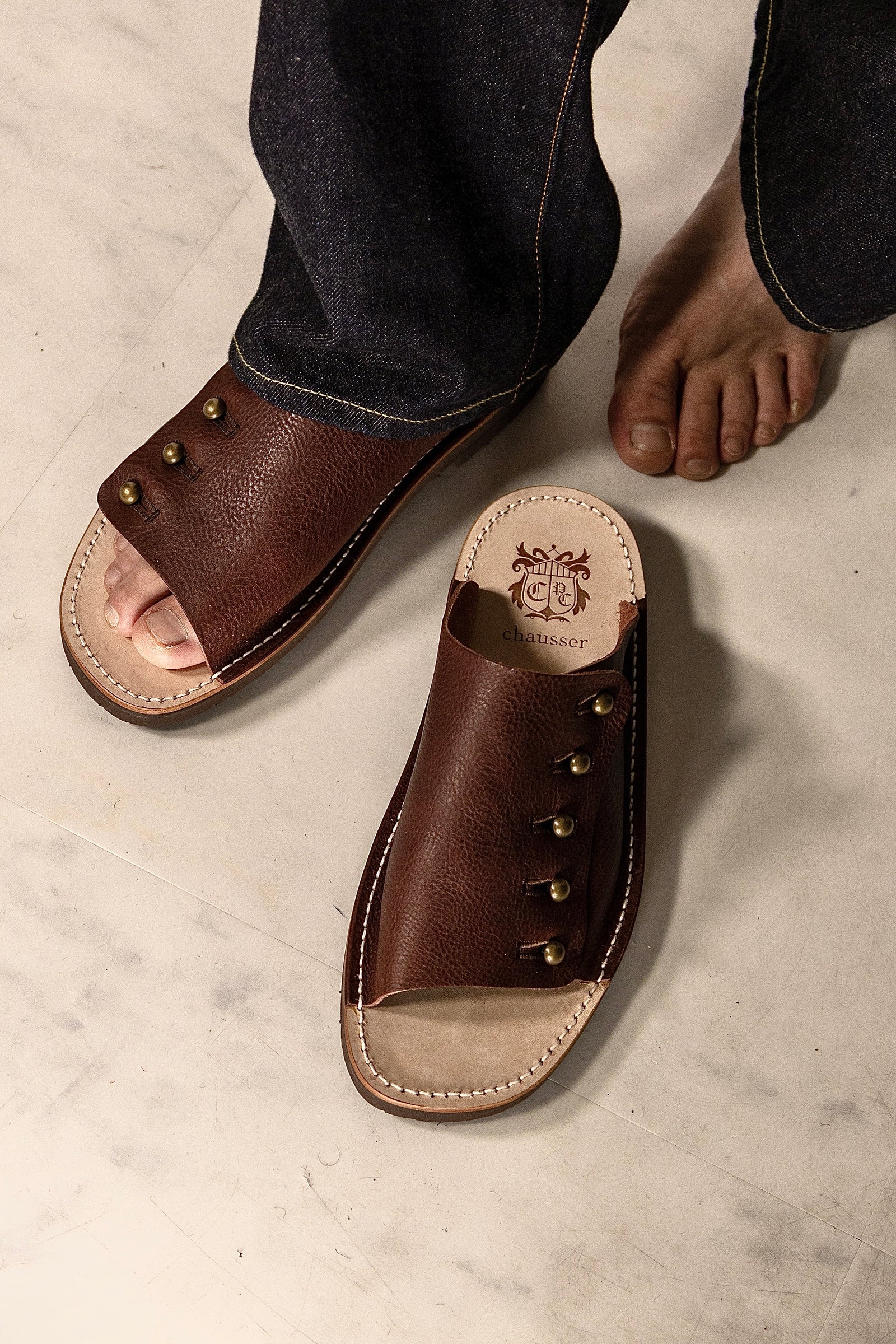 【chausser】BUTTON SANDALS DBROWN