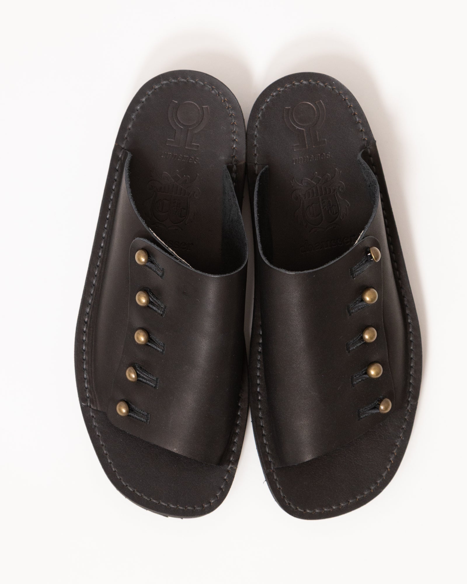 【chausser】別注BUTTON SANDALS ブラック×ゴールド