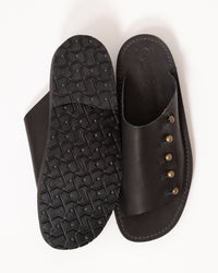 【chausser】別注BUTTON SANDALS ブラック×ゴールド