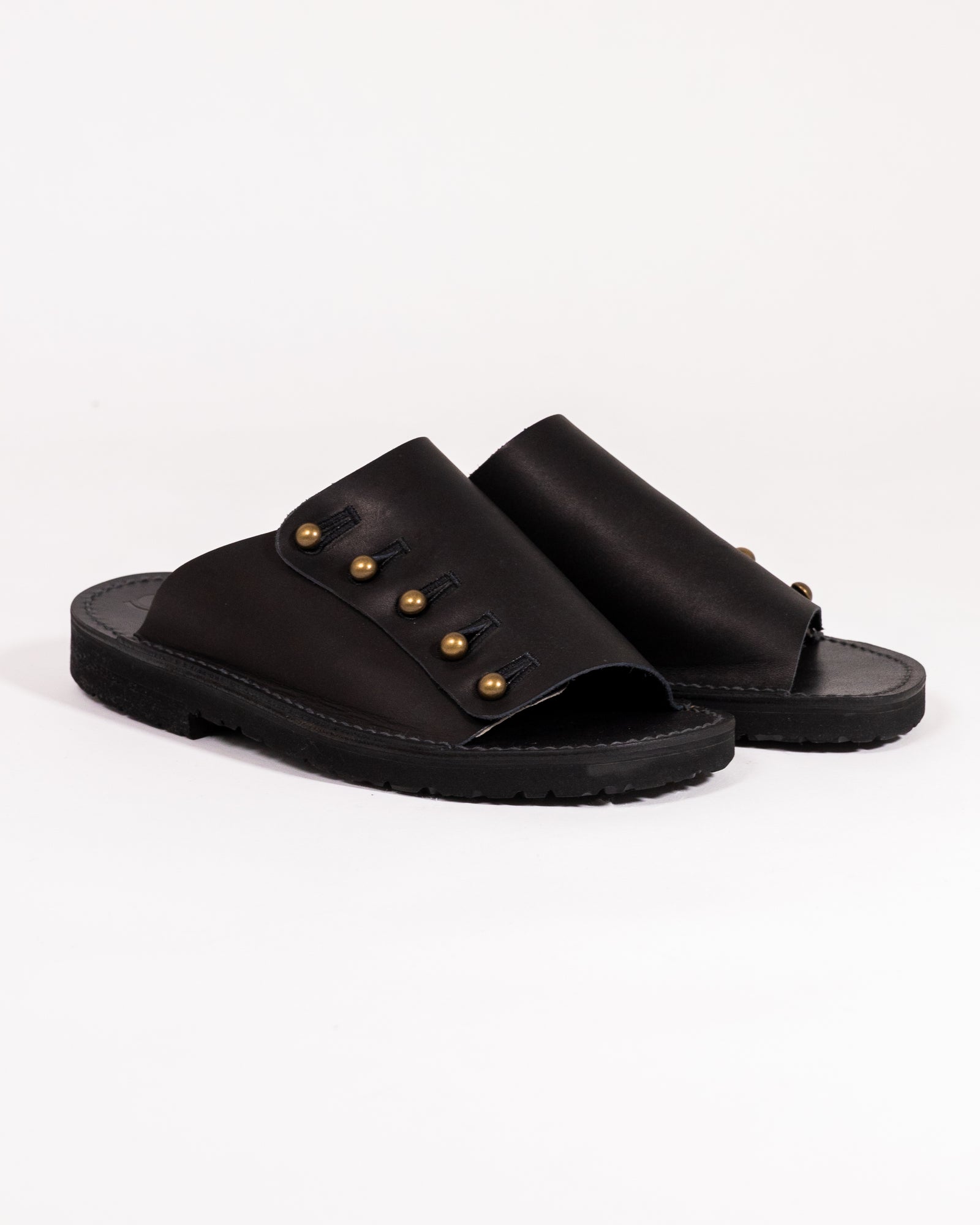 【chausser】別注BUTTON SANDALS ブラック×ゴールド