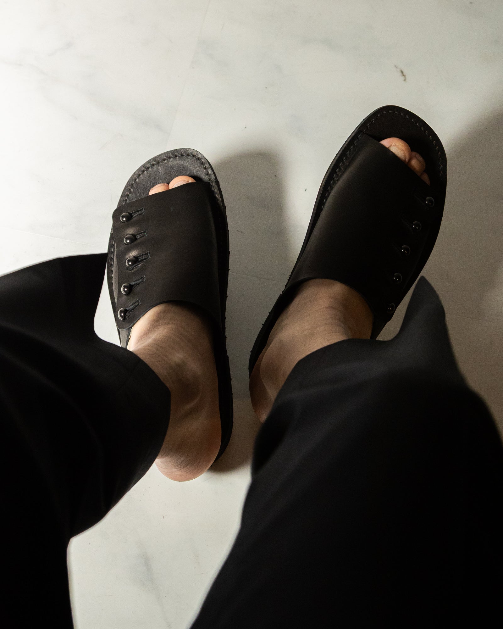【chausser】別注BUTTON SANDALS ブラック×ブラック