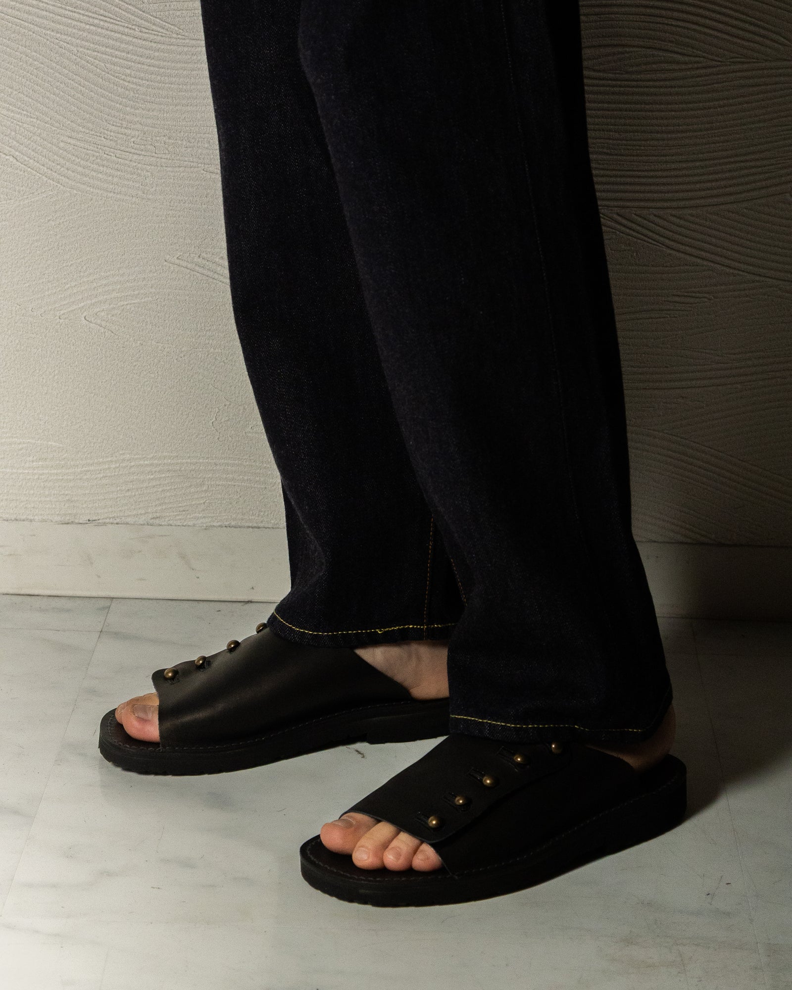 【chausser】別注BUTTON SANDALS ブラック×ゴールド
