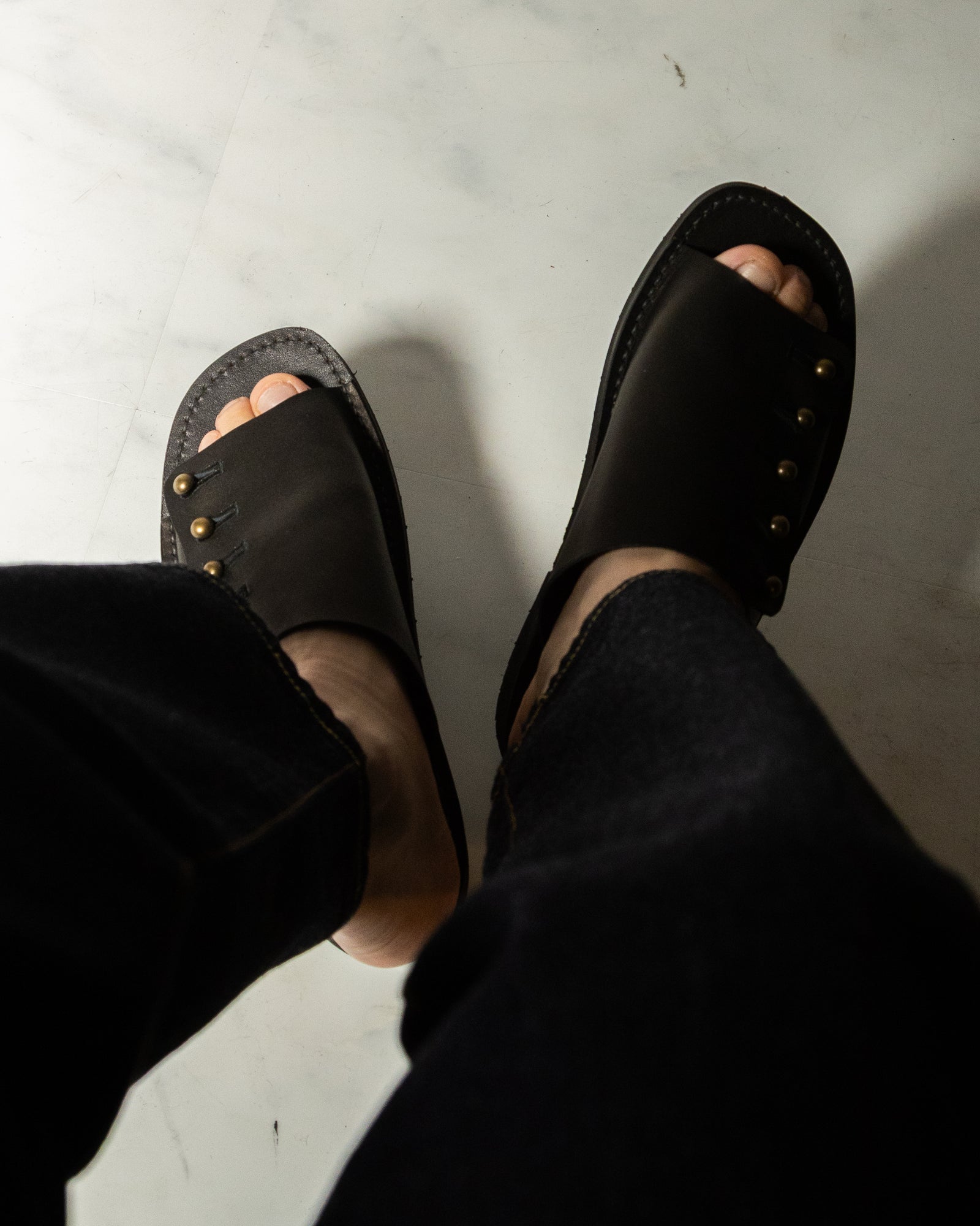 【chausser】別注BUTTON SANDALS ブラック×ゴールド
