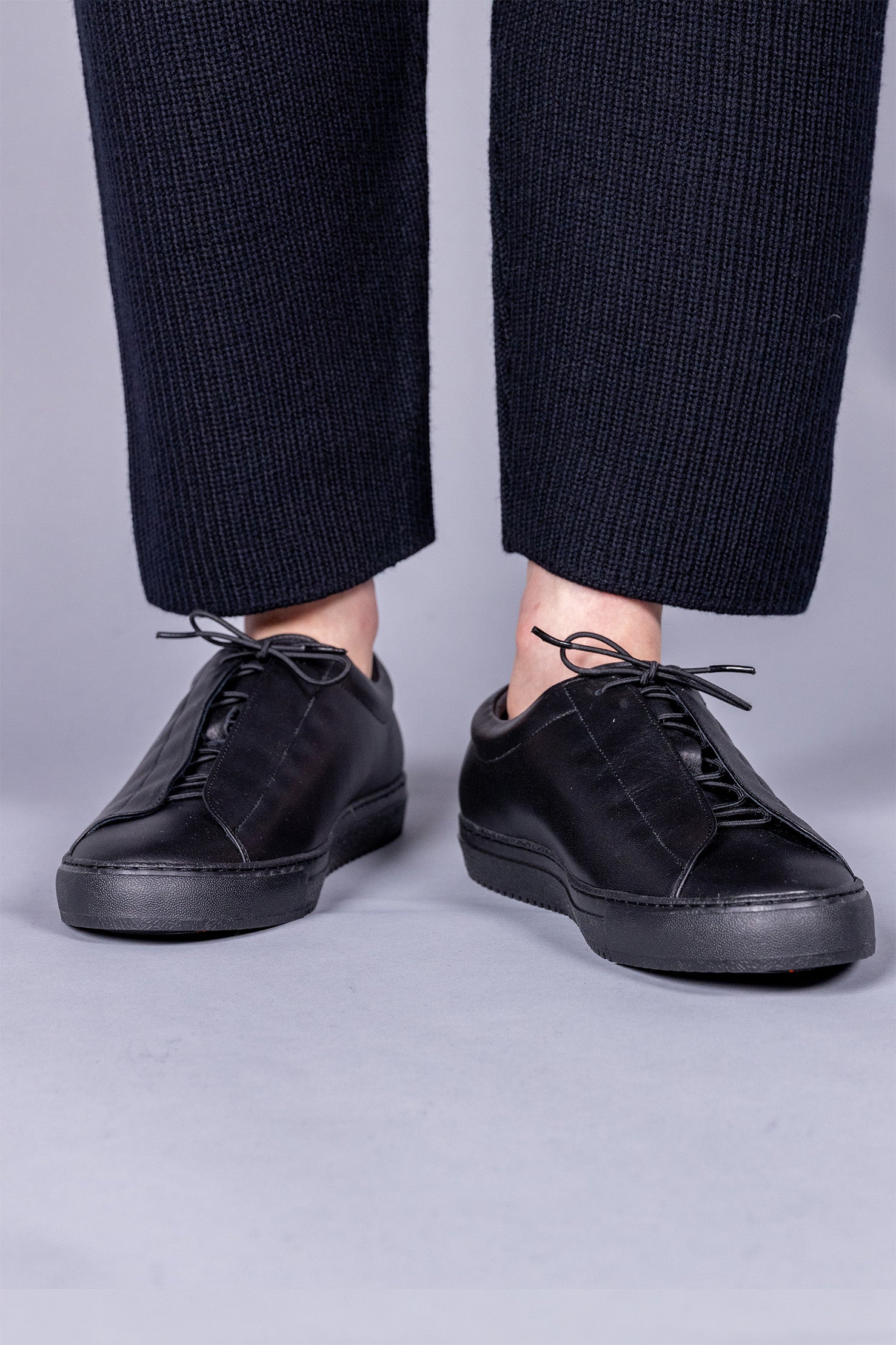 LEATHER LOW-CUT SNEAKERS / BL