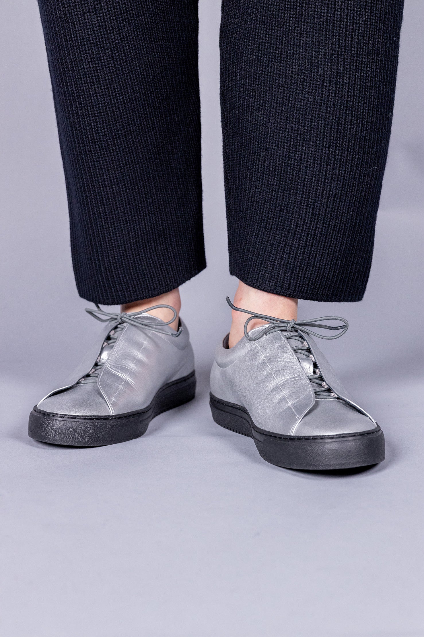 LEATHER LOW-CUT SNEAKERS / silver