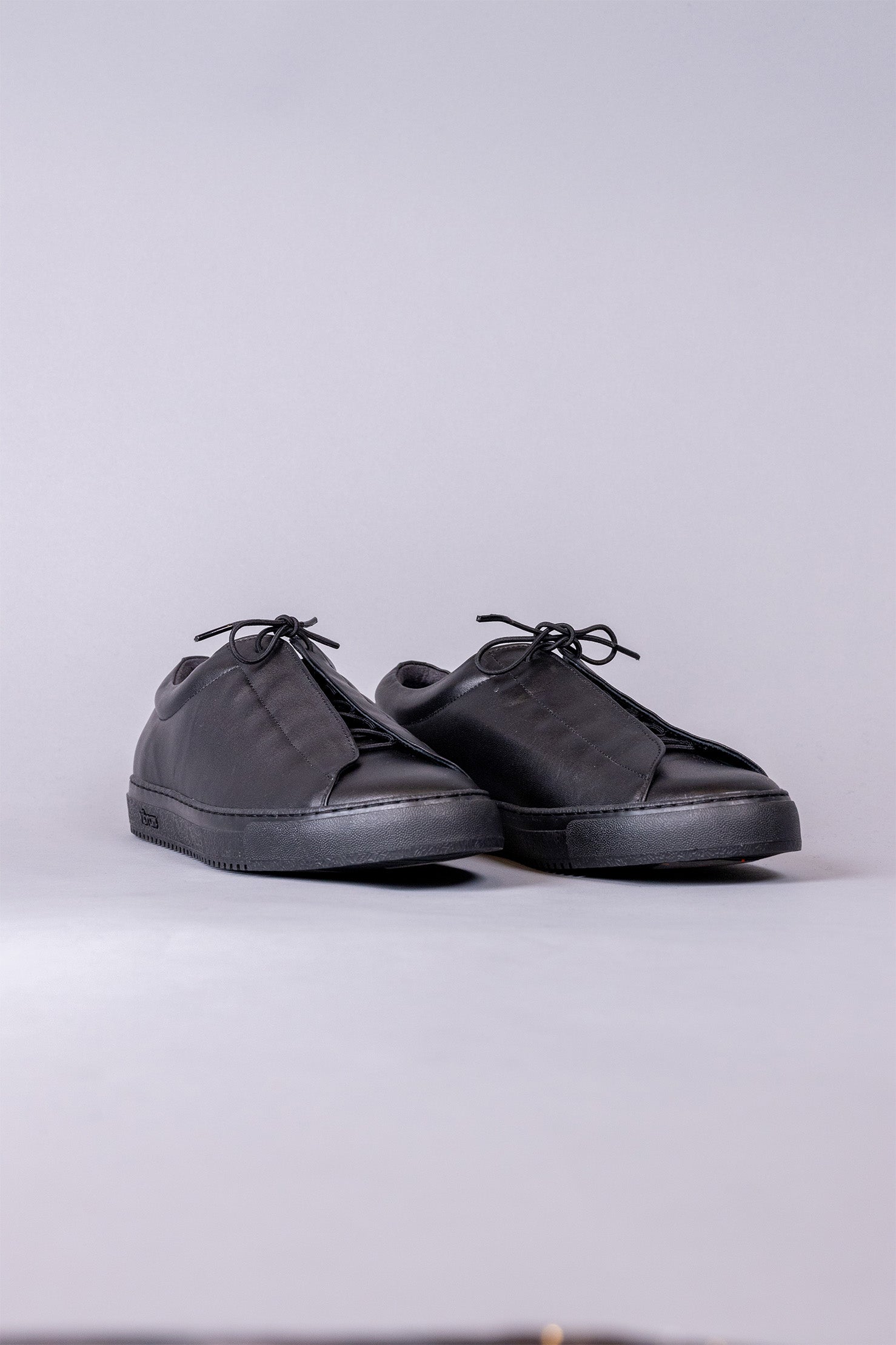 LEATHER LOW-CUT SNEAKERS / BL
