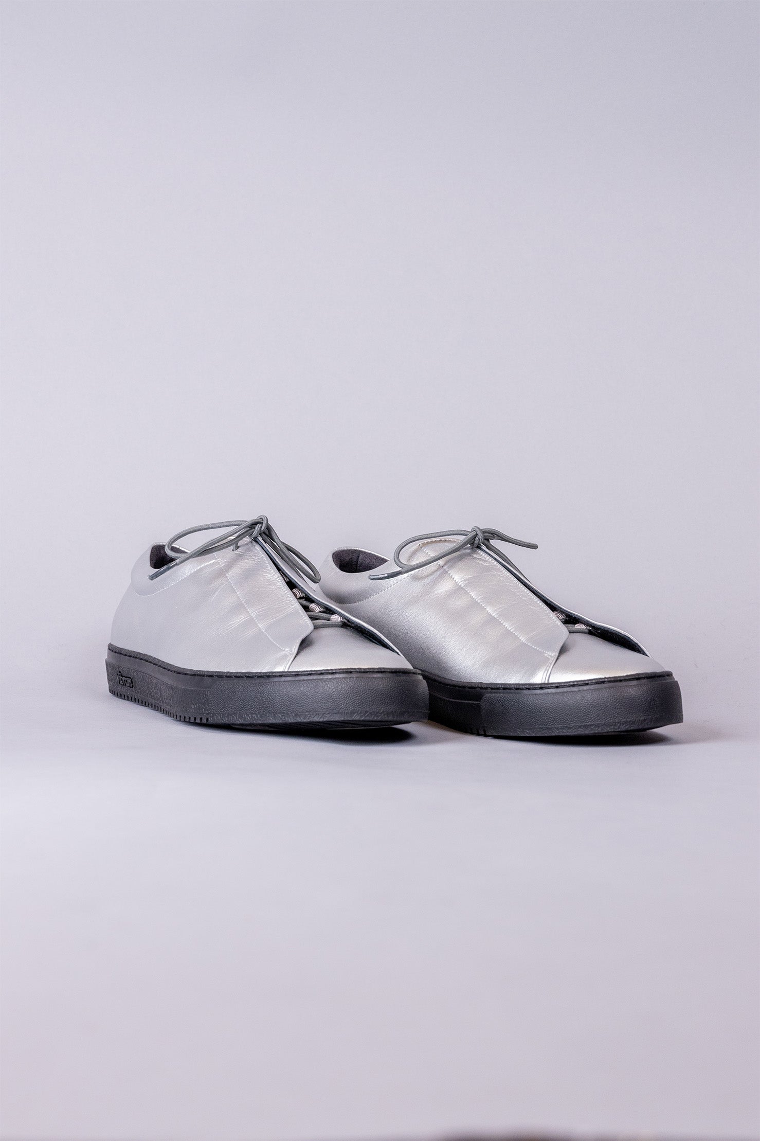 LEATHER LOW-CUT SNEAKERS / silver