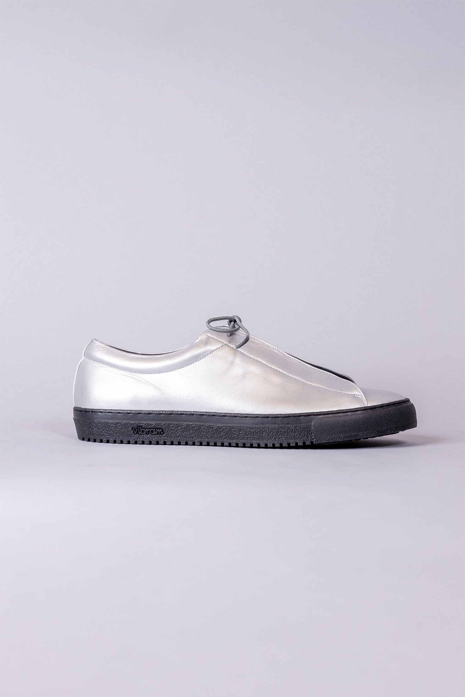 LEATHER LOW-CUT SNEAKERS / silver